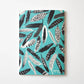 Das Notizheft A5 von Papaya Paper Products überzeugt mit einem blauen Federmuster-Cover in Schwarz, Weiß und Grau - nachhaltig produziert und ideal für stilvolles Schreiben.