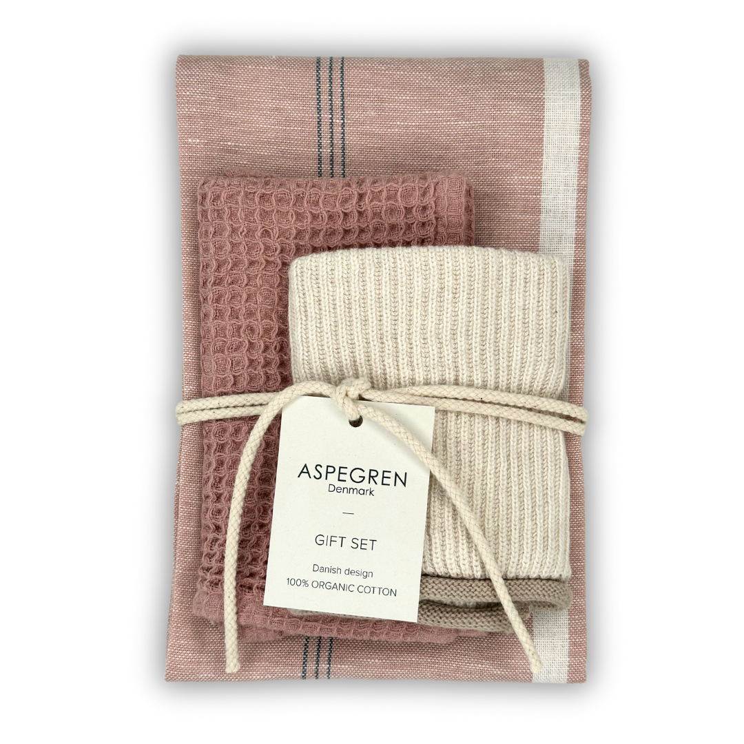 Ein wunderschön verpacktes Set aus drei Küchentüchern von Aspegren Denmark in warmen Rosatönen, hergestellt aus 100 % Bio-Baumwolle, als Geschenkset präsentiert und im dänischen Design.