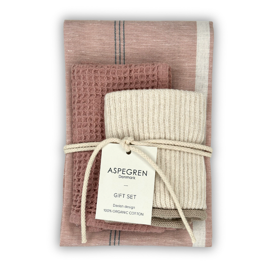 Ein wunderschön verpacktes Set aus drei Küchentüchern von Aspegren Denmark in warmen Rosatönen, hergestellt aus 100 % Bio-Baumwolle, als Geschenkset präsentiert und im dänischen Design.