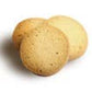 Drei goldbraune Lady Joseph Buttergebäck aus reiner Butter Doppel-Butter-Shortbread-Kekse sind auf einer weißen Fläche gestapelt, wobei sie sich teilweise überlappen und ihre köstlichen, natürlichen Zutaten hervorheben.