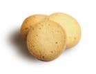 Drei goldbraune Lady Joseph Buttergebäck aus reiner Butter Doppel-Butter-Shortbread-Kekse sind auf einer weißen Fläche gestapelt, wobei sie sich teilweise überlappen und ihre köstlichen, natürlichen Zutaten hervorheben.