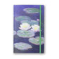 Das Museum | Das Notizbuch im A5-Format mit Softcover „Nymphéas, Effet du soir“ von Monet aus dem MUSEUM WEBSHOP besticht durch einen Einband, der von Monets „Seerosen“ inspiriert ist und weiße Seerosen sowie grüne Seerosenblätter vor einem violett-blauen Hintergrund zeigt; es wird mit einem grünen Gummiband verschlossen.