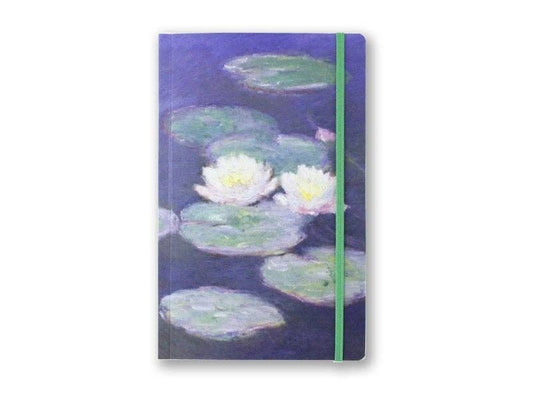 Das Museum | Das Notizbuch im A5-Format mit Softcover „Nymphéas, Effet du soir“ von Monet aus dem MUSEUM WEBSHOP besticht durch einen Einband, der von Monets „Seerosen“ inspiriert ist und weiße Seerosen sowie grüne Seerosenblätter vor einem violett-blauen Hintergrund zeigt; es wird mit einem grünen Gummiband verschlossen.