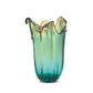 Die Murano-Traumvase „Venedig“ Mittel in Smaragdgrün aus handgefertigtem Murano-Glas (H 23, Ø 15 cm) besticht durch ihren gewellten Rand und gelbe Akzente – ein edles Beispiel italienischer Handwerkskunst auf weißem Hintergrund.