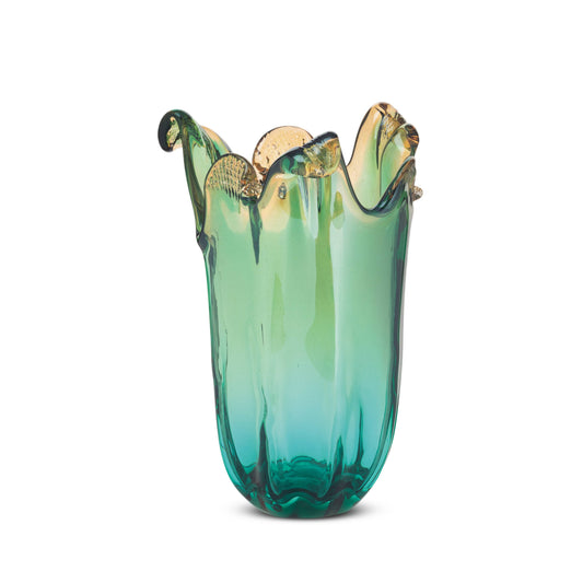 Die Murano-Traumvase „Venedig“ Mittel in Smaragdgrün aus handgefertigtem Murano-Glas (H 23, Ø 15 cm) besticht durch ihren gewellten Rand und gelbe Akzente – ein edles Beispiel italienischer Handwerkskunst auf weißem Hintergrund.