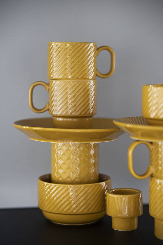Der Sagaform GmbH Kaffeebecher Gelb, 2-teilig, besticht durch sein skandinavisches Design in senfgelber Keramik - perfekt, um Ihre Geschirrsammlung stilvoll zu ergänzen.