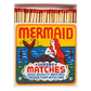 Die "Mermaid" Quadrat Streichhölzer von Archivist Gallery sind eine farbenfrohe Streichholzschachtel im Vintage-Stil mit einer rothaarigen Meerjungfrau und Meeresbewohnern in einem bunten Design.