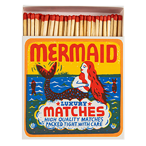 Die "Mermaid" Quadrat Streichhölzer von Archivist Gallery sind eine farbenfrohe Streichholzschachtel im Vintage-Stil mit einer rothaarigen Meerjungfrau und Meeresbewohnern in einem bunten Design.
