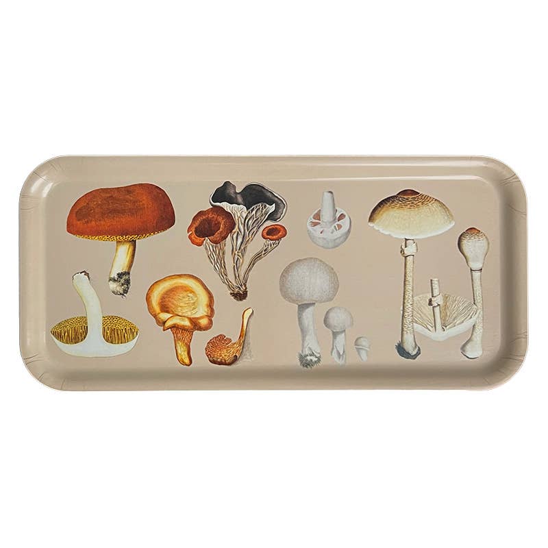 Das Koustrupco | Serviertablett 32 x 15 cm „Pilz“ ist ein beiges, rechteckiges Tablett aus elegantem Birkenfurnier, das mit lebendigen Illustrationen verschiedener Pilze in markanten Pilzmotiven in Braun, Orange und Weiß verziert ist. Jeder Pilz ist mit einzigartigen Formen und Strukturen dargestellt und verbindet auf wunderschöne Weise natürliche Inspiration mit zeitlosem skandinavischem Design von Koustrupco.