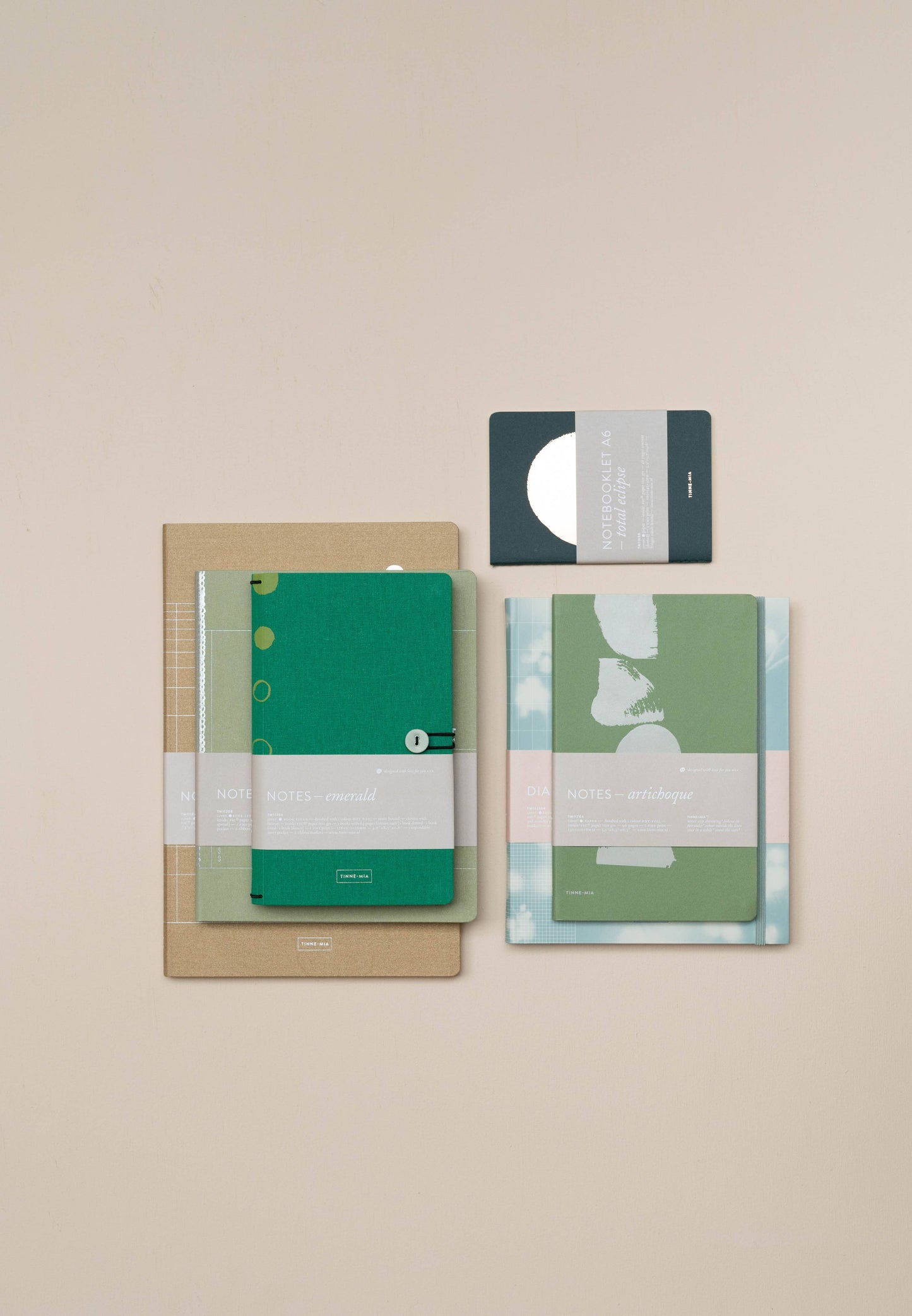 Das Tinne Mia Notizbuch mit Knopf 'Leinen Smaragd' von Tinne Mia zeichnet sich durch ein minimalistisches FSC-zertifiziertes Design mit smaragdgrünem Einband aus, ideal für Bullet Journal oder Tagebuchnutzung.