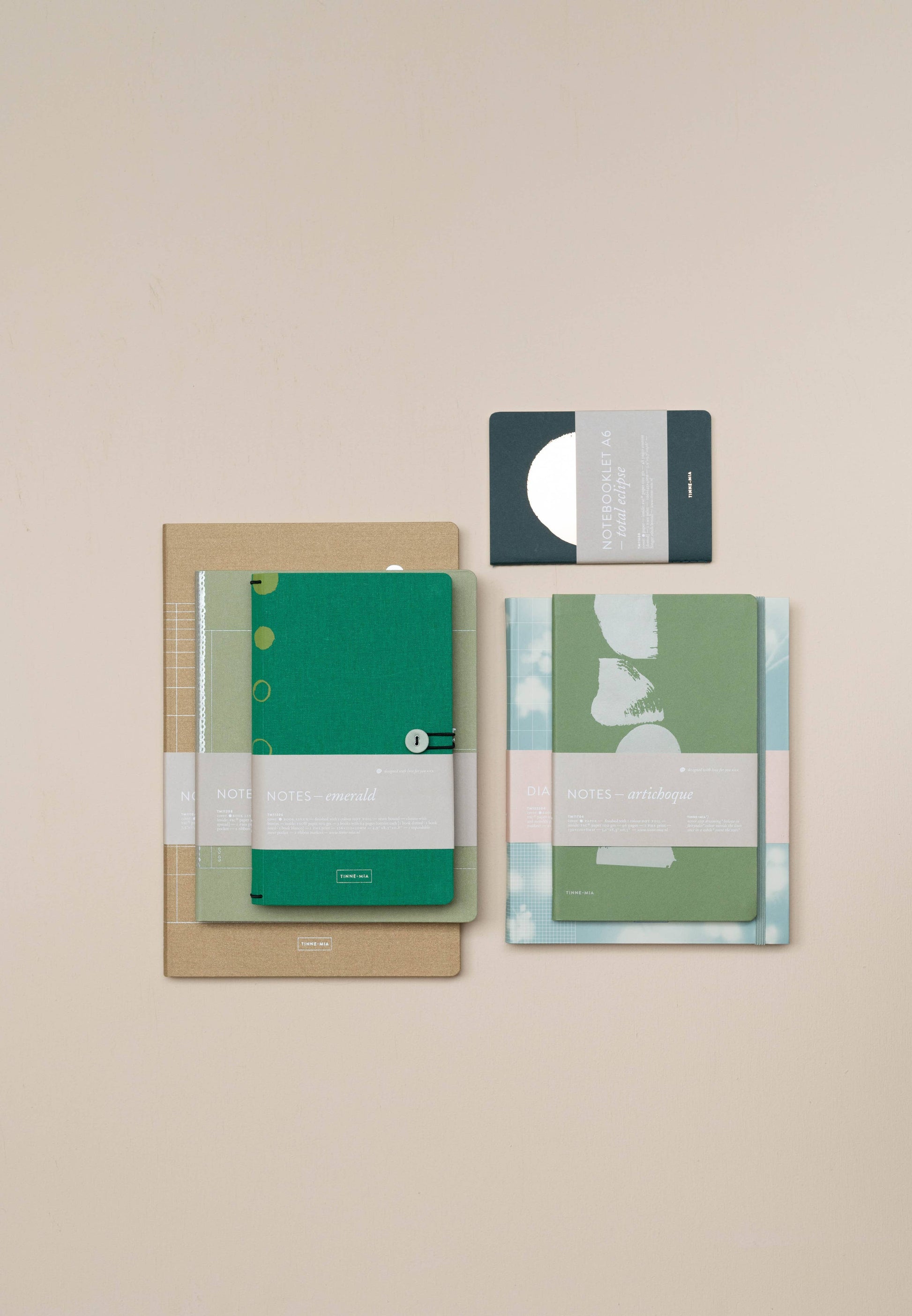 Das Tinne Mia Notizbuch mit Knopf 'Leinen Smaragd' von Tinne Mia zeichnet sich durch ein minimalistisches FSC-zertifiziertes Design mit smaragdgrünem Einband aus, ideal für Bullet Journal oder Tagebuchnutzung.