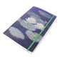 Ein geschlossenes Museum | Notizbuch mit Softcover im A5-Format „Nymphéas, Effet du soir“ von Monet, erhältlich im MUSEUM WEBSHOP, mit Monets berühmtem Seerosenbild auf dem Einband und einem grünen Gummiband zum Verschließen vor weißem Hintergrund.
