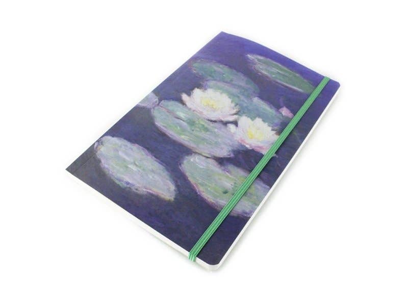 Ein geschlossenes Museum | Notizbuch mit Softcover im A5-Format „Nymphéas, Effet du soir“ von Monet, erhältlich im MUSEUM WEBSHOP, mit Monets berühmtem Seerosenbild auf dem Einband und einem grünen Gummiband zum Verschließen vor weißem Hintergrund.