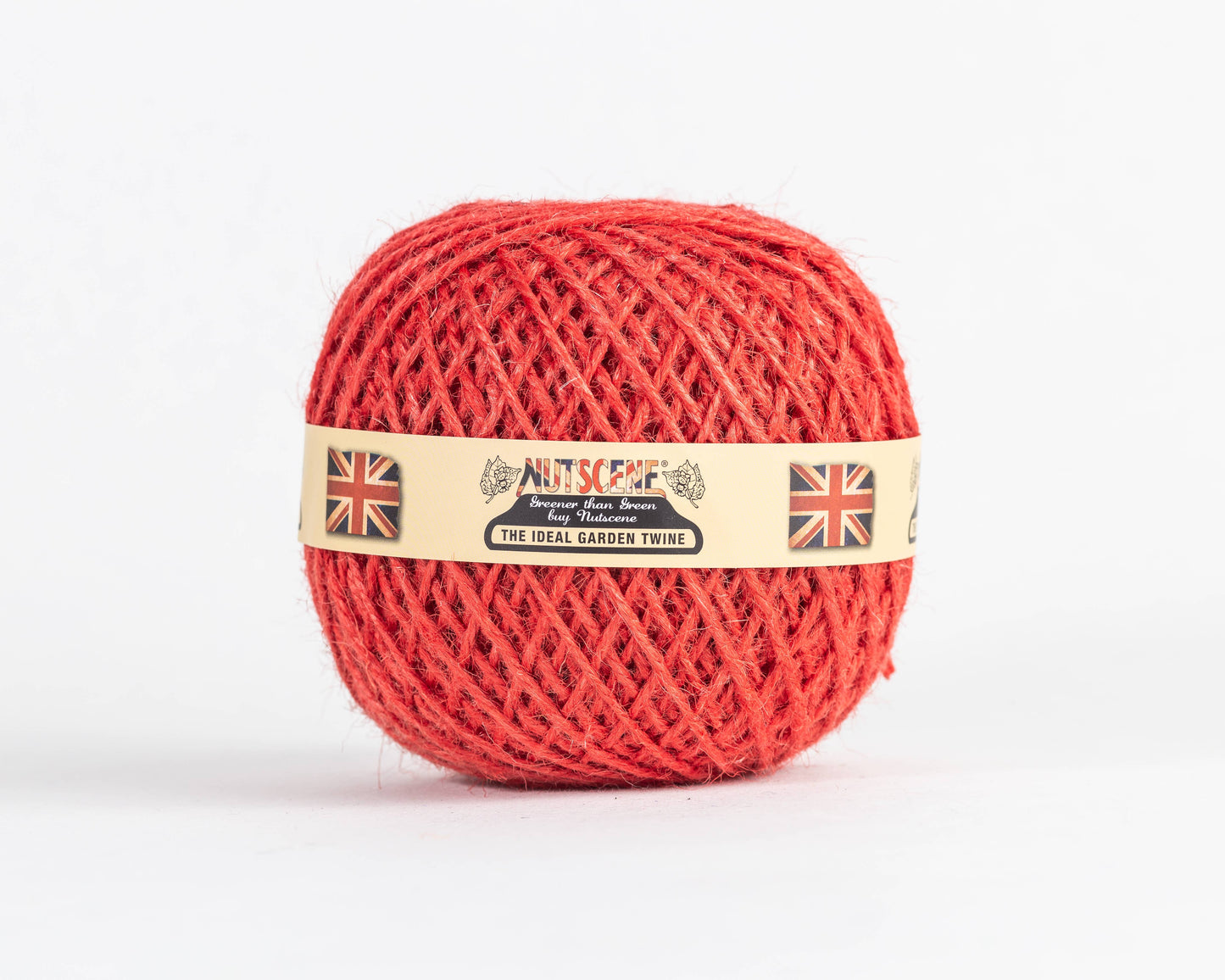 Ein farbenfrohes rotes Jutegarnknäuel aus der Heritage Twine Kollektion von Nutscene Twines Ltd. mit einem beigen Etikett, das zwei Union Jacks und den Text "THE IDEAL GARDEN TWINE" zeigt. Dieses biologisch abbaubare Garn ist in einer ordentlichen, runden Form gewickelt.