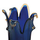 Eine Nahaufnahme der Vase „Giusy“ aus der Serie „Murano Dream“, mittelgroß, aus blauem Murano-Glas (H 24, Ø 19 cm), mit gewelltem Rand und bernsteinfarbenen Akzenten – ein Beispiel für exquisite italienische Glaskunst vor weißem Hintergrund.