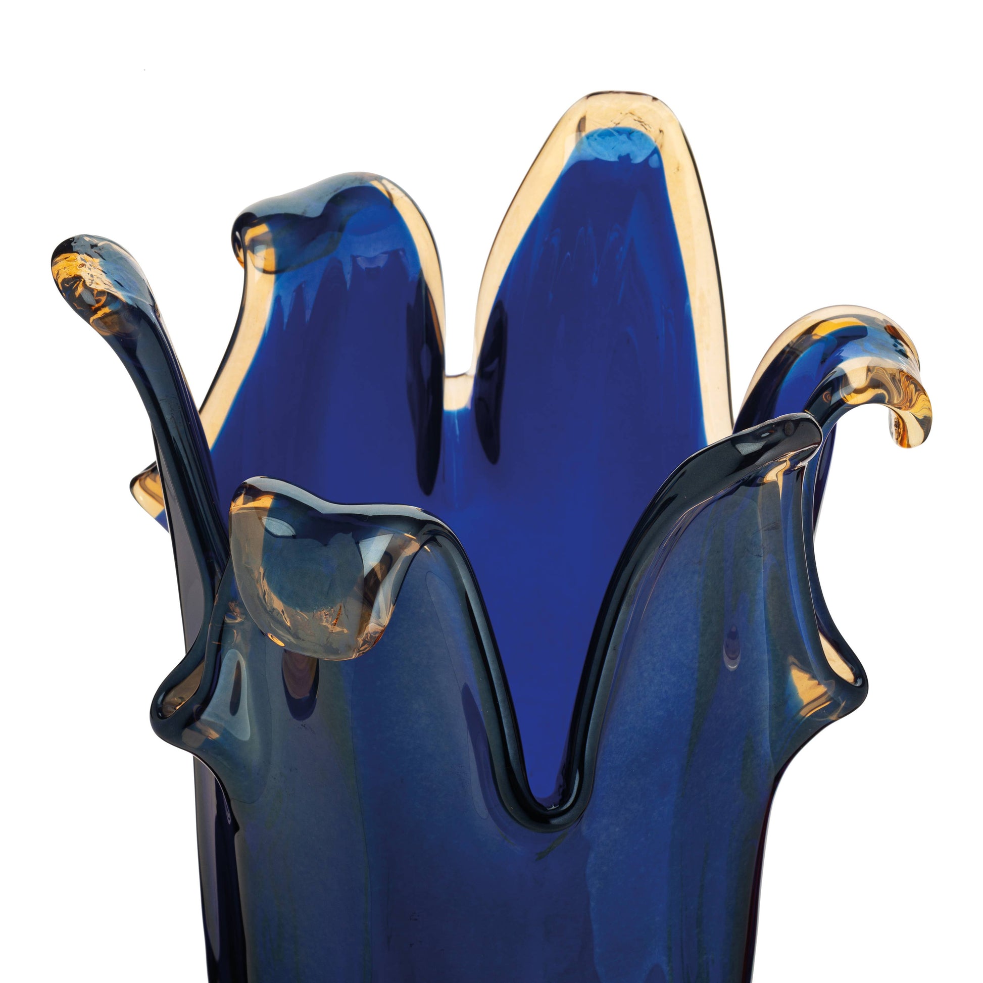 Eine Nahaufnahme der Vase „Giusy“ aus der Serie „Murano Dream“, mittelgroß, aus blauem Murano-Glas (H 24, Ø 19 cm), mit gewelltem Rand und bernsteinfarbenen Akzenten – ein Beispiel für exquisite italienische Glaskunst vor weißem Hintergrund.