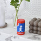Eine blaue und rote Solstickan Design | Streichholzdose Originaldesign von Solstickan Design steht auf Marmor, begleitet von einer grauen Bubble Candle, einer weißen Kerze und einer Glasvase mit grünen Blättern.
