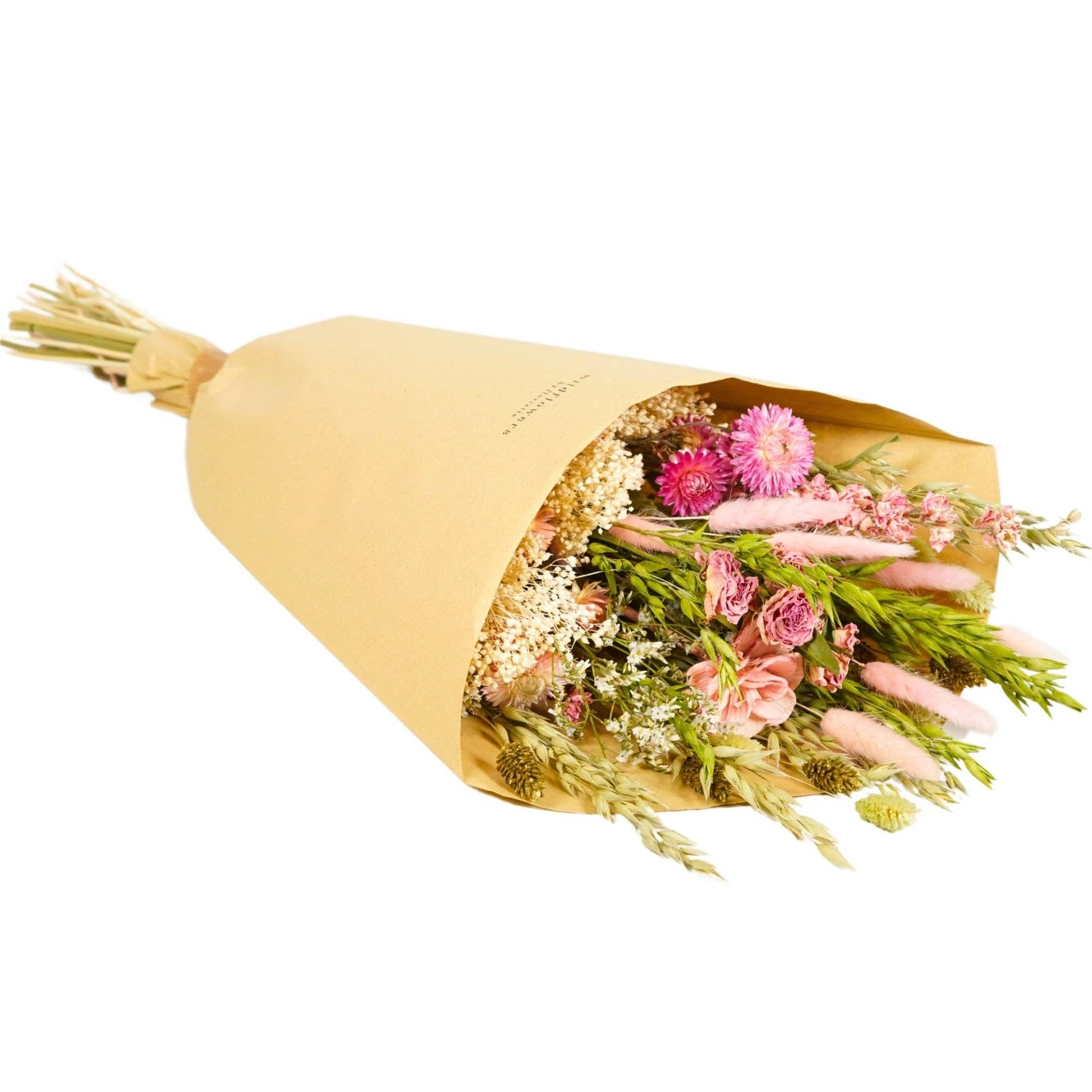 Der „Rosa Eleganz“-Feldstrauß in Größe S von Wildflowers by Floriette ist ein bezauberndes Trockenblumenarrangement in Rosa-, Weiß- und Grüntönen, kunstvoll in hellbraunes Kraftpapier eingewickelt und mit sorgfältig gebundenen Stielen, die dem Ganzen einen eleganten Touch verleihen.