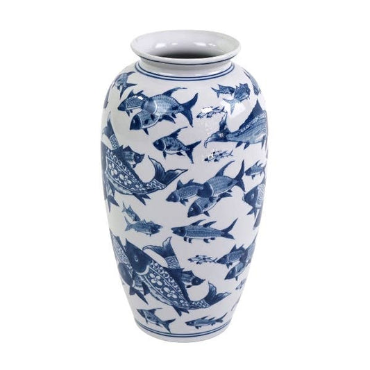 Die „Voß – Vase Deep Sea“ von Werner Voß besticht durch exquisite blaue Darstellungen verschiedener Fische, die mit feinen Schuppen und Flossen detailliert gestaltet sind und auf einem strahlend weißen Porzellan-Hintergrund in unterschiedliche Richtungen schwimmen. Mit ihren Maßen von 20,5 x 20,5 x 37,5 cm verleiht diese maritime Vase Ihrer Einrichtung einen eleganten Hauch von maritimer Ruhe.