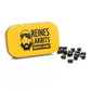 Eine gelbe LASSE LAKRITS-Dose mit der Aufschrift "Dose Reines Lakritz Ingwer Limone" mit einer bärtigen Figur sitzt neben mehreren auf einer weißen Fläche verstreuten Stücken natürlicher Lakritz-Bonbons.
