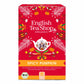 The English Tea Shop Wintertee 'Spicy Pumpkin' BIO wird in einer roten Schachtel mit weißen Blättern und orangefarbenen Kürbissen geliefert und enthält 20 Bio-Teebeutel, die mit würzigem Kürbis und Ceylon-Zimt aromatisiert sind - ideal für den Winter.