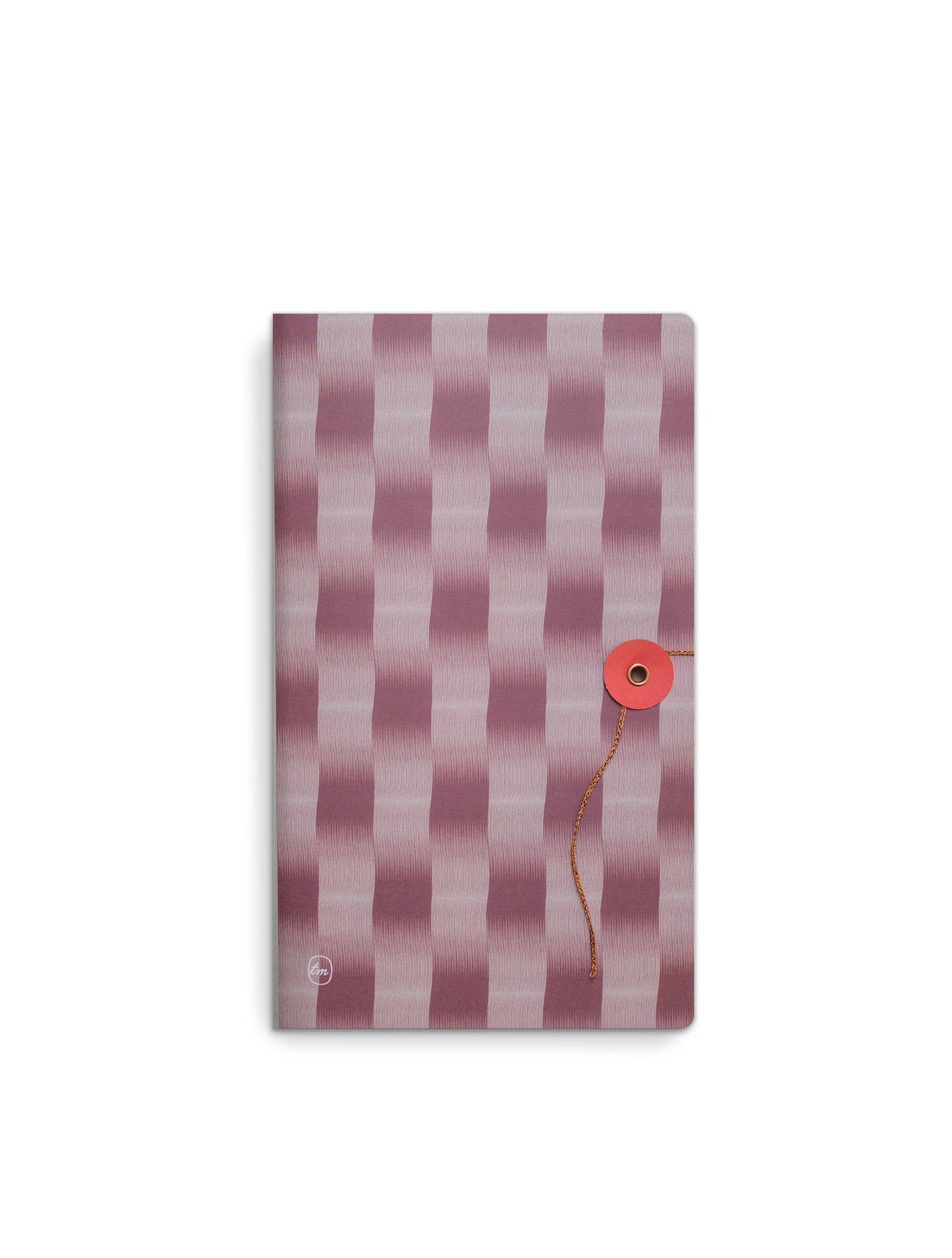 Das Tinne Mia Notizbuch mit japanischem Verschluss 'Cinnamon' zeichnet sich durch ein rosa-weißes, wellenförmig kariertes Cover, einen roten, kreisförmigen Verschluss und eine gelbe Schnur aus, die alle auf einem weißen Hintergrund zentriert sind.