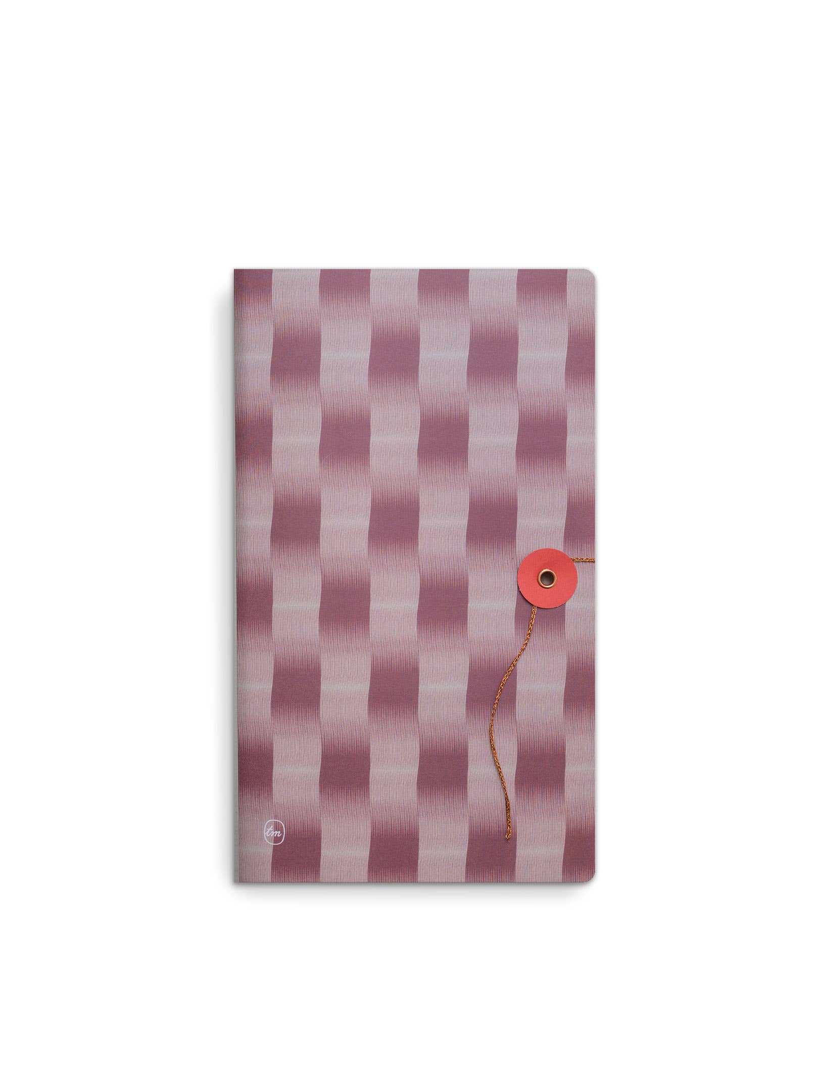 Das Tinne Mia Notizbuch mit japanischem Verschluss 'Cinnamon' zeichnet sich durch ein rosa-weißes, wellenförmig kariertes Cover, einen roten, kreisförmigen Verschluss und eine gelbe Schnur aus, die alle auf einem weißen Hintergrund zentriert sind.