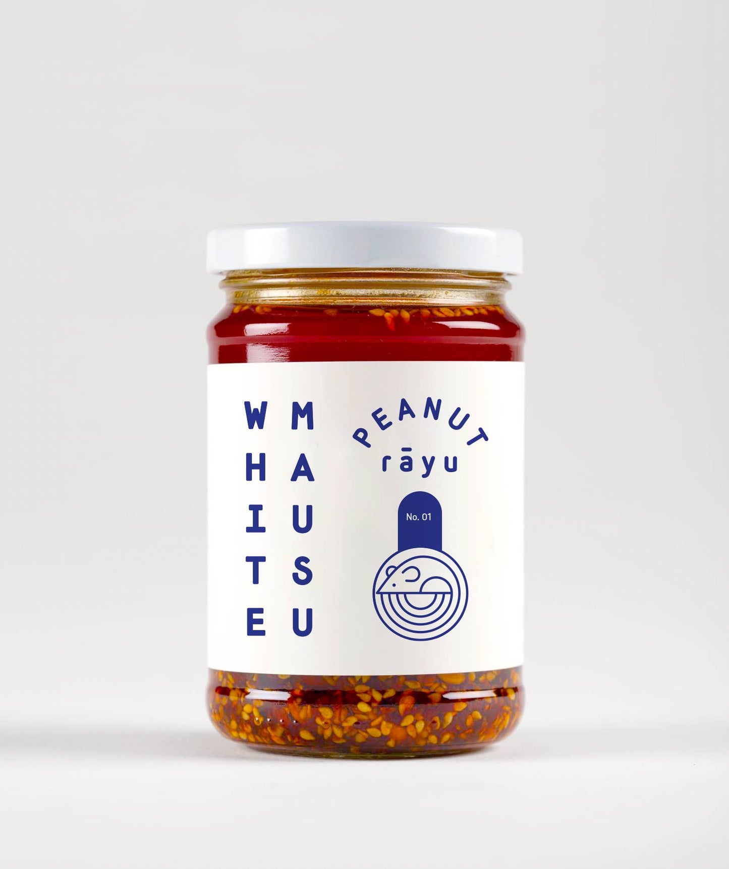 Ein Klarglasgefäß mit weißem Deckel enthält stückiges, rotes Umami-Chili-Öl. Auf dem Etikett steht in blauer Schrift "White Mausu | Erdnuss Rayu Sauce 440 g" von White Mausu Ltd. mit einer minimalistischen Vogelillustration.