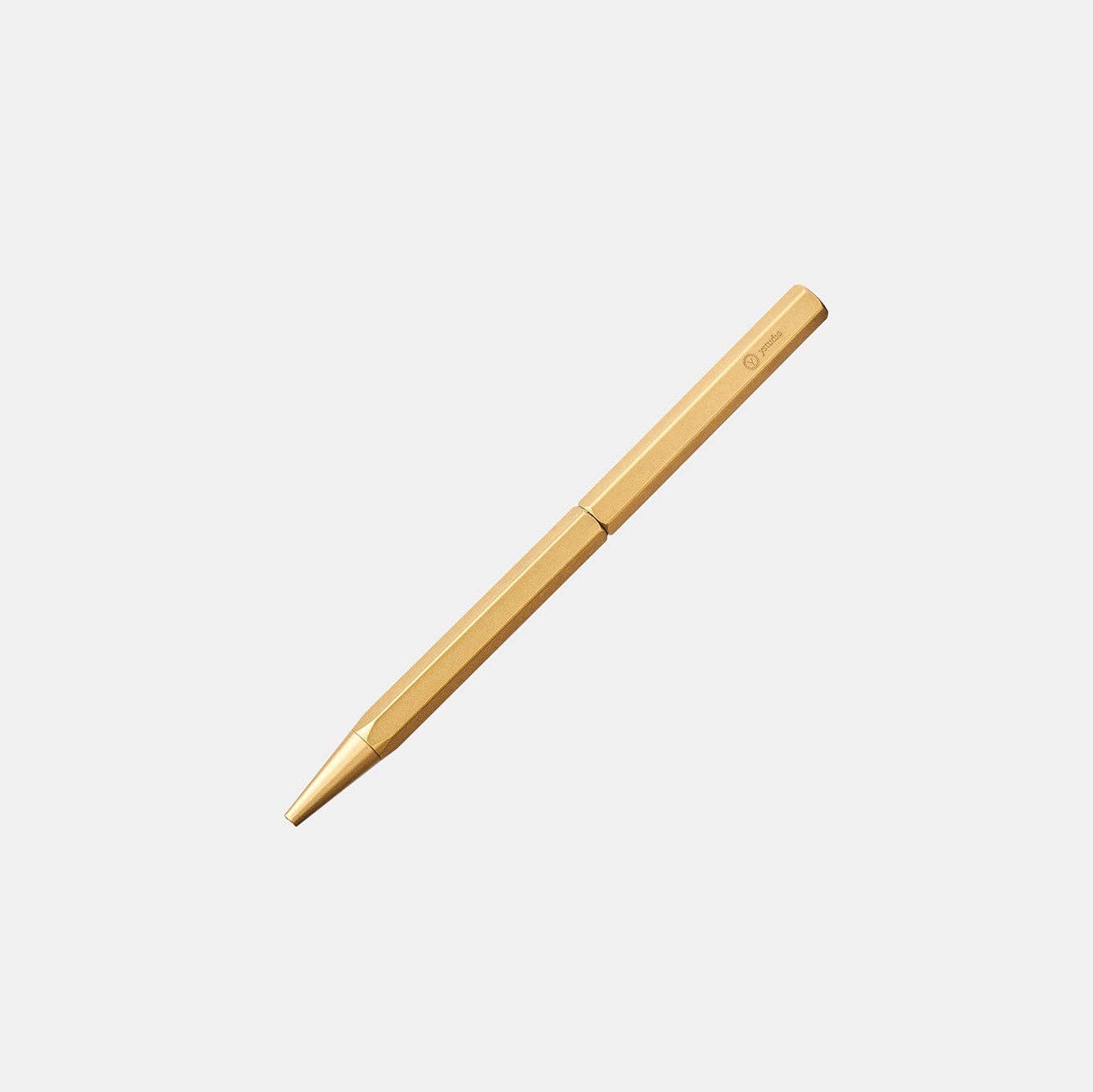 Der ENTREPÔT YSTUDIO | Klassischer Revolve Kugelschreiber Schlank, goldfarben mit minimalistischem Sechseck-Design, steht auf einem schlichten weißen Hintergrund.