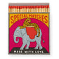 Die Archivist Gallery 'Elefant und Gepard' Quadratische Streichhölzer zeigen einen gefleckten Leoparden auf einem grauen Elefanten mit einem roten Ohr und dem Text "Made with Love". Im Inneren befinden sich Streichhölzer mit roter Spitze - ein ideales Geschenk von Archivist Gallery.