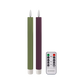 Das „Remember LED Stabkerzen Ruka 2er-Set“ von Remember umfasst zwei batteriebetriebene Kerzen – eine grüne und eine violette – mit weißen Sockeln und realistisch gestalteten Flammenspitzen aus Paraffinwachs, die hier aufrecht neben einer kleinen schwarz-weißen Fernbedienung abgebildet sind.