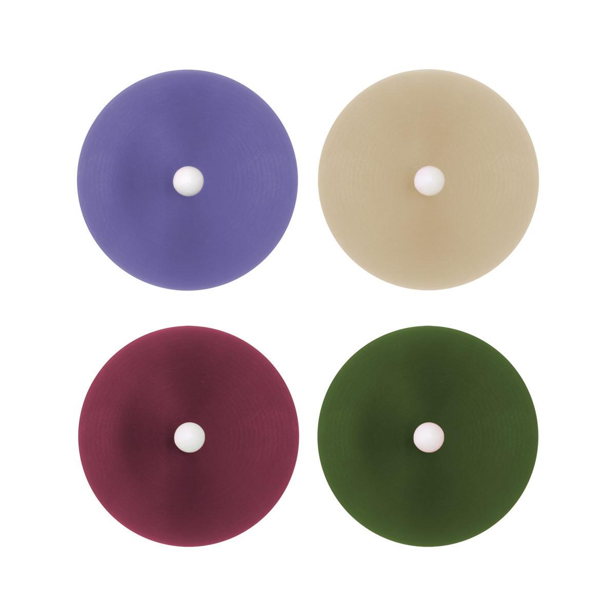 Vier runde, flache Objekte mit weißen Noppen in der Mitte, die zu einem Quadrat angeordnet sind. Diese Paraffinkerzen, die dem „Remember | LED-Teelicht ‚Nora‘ 4er-Set“ von Remember ähneln, sind in den Farben Lila, Beige, Burgunderrot und Grün gehalten und werden von oben auf weißem Hintergrund gezeigt.