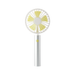 Der Remember | Ventilator 'Silver' von Remember hat einen silbernen Griff, einen gelben Knopf und gelbe Lamellen - ein idealer, stilvoller mobiler Ventilator für die Kühlung unterwegs, hier auf einem schlichten weißen Hintergrund.