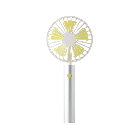 Der Remember | Ventilator 'Silver' von Remember hat einen silbernen Griff, einen gelben Knopf und gelbe Lamellen - ein idealer, stilvoller mobiler Ventilator für die Kühlung unterwegs, hier auf einem schlichten weißen Hintergrund.