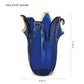 Die „Große Giusy Vase von Murano Dream“ besticht durch blaues Original-Murano-Glas, gewellte, blütenblattartige Ränder und goldene Akzente. Höhe: 32 cm, Ø 20 cm – ein handgefertigtes Glaskunstwerk aus Italien.