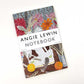 Das Art Angels Angie Lewin | Notizbuch 'Zebra, Dahlien und Federn' zeichnet sich durch ein farbenfrohes Cover mit Blumen und Federn aus, auf dem ein weißer Streifen den Namen der Künstlerin und den Titel des Notizbuchs zeigt.