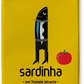 Eine gelbe Dose zeigt eine stilisierte Sardine in netzgemusterten Shorts, aufrecht mit einer roten Tomate an einer Leine. Text: Sardinha | Sardine in würziger Tomate. Marke: Sardinha.