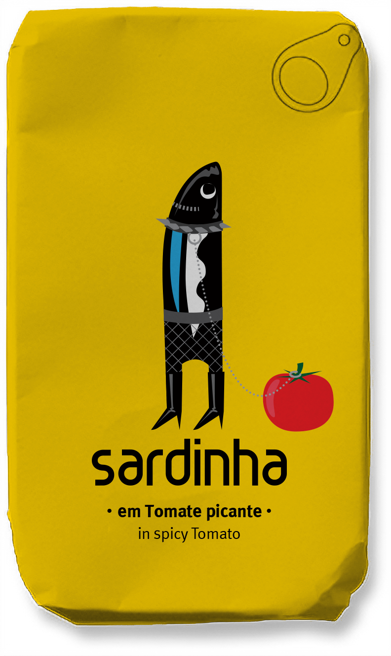 Eine gelbe Dose zeigt eine stilisierte Sardine in netzgemusterten Shorts, aufrecht mit einer roten Tomate an einer Leine. Text: Sardinha | Sardine in würziger Tomate. Marke: Sardinha.