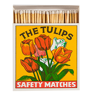 Die Archivist Gallery | 'Die Tulpen' Quadratische Streichhölzer zeigt eine lebhafte Tulpenillustration auf einer gelben Schachtel mit der Aufschrift THE TULIPS SAFETY MATCHES. Die geöffnete Schachtel enthüllt die Sicherheitsstreichhölzer im Inneren.