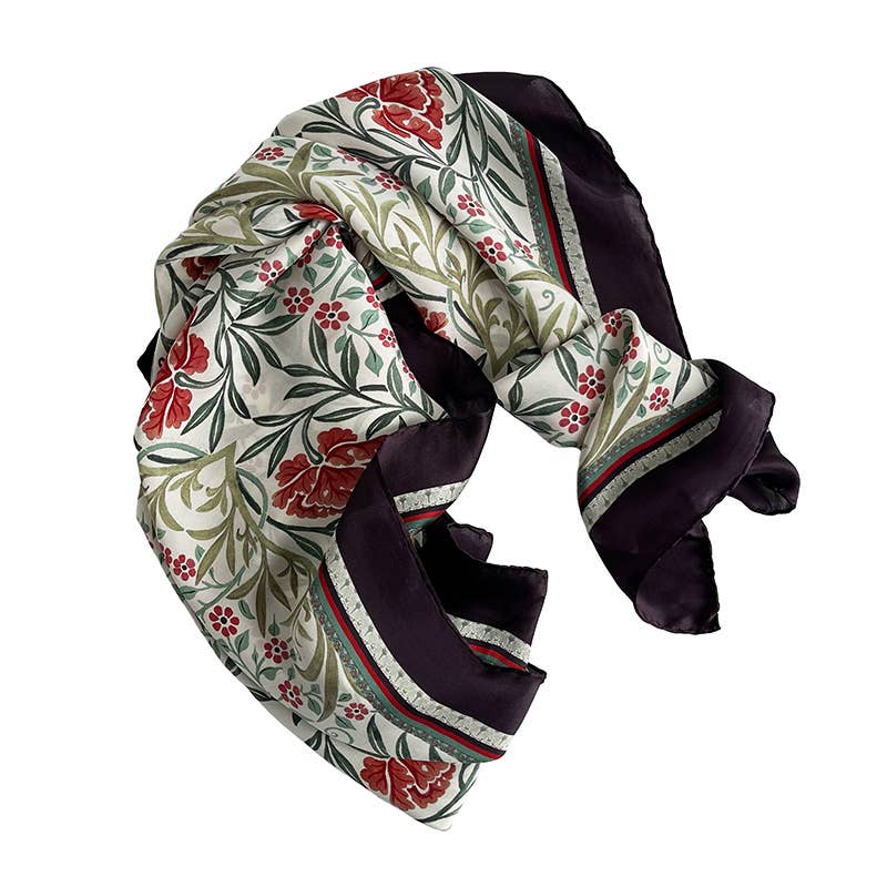 Der Seidenschal „Morris Oxford“ Rot (90 x 90 cm) von Koustrupco besticht durch ein Blumenmuster in Oxford-Rot und -Grün auf cremefarbenem Hintergrund, das durch einen dunkelvioletten Rand akzentuiert wird, und ist in eleganten Kurven sanft gefaltet.
