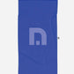 Das Notabag-Handtuch mit roten und violetten Streifen (78 × 160 cm) von Notabag wird vor einem schlichten, hellen Hintergrund gezeigt – mit seinem auffälligen Muster, dem weichen Recyclingmaterial und einem kleinen schwarz-weißen Markenetikett am Rand.