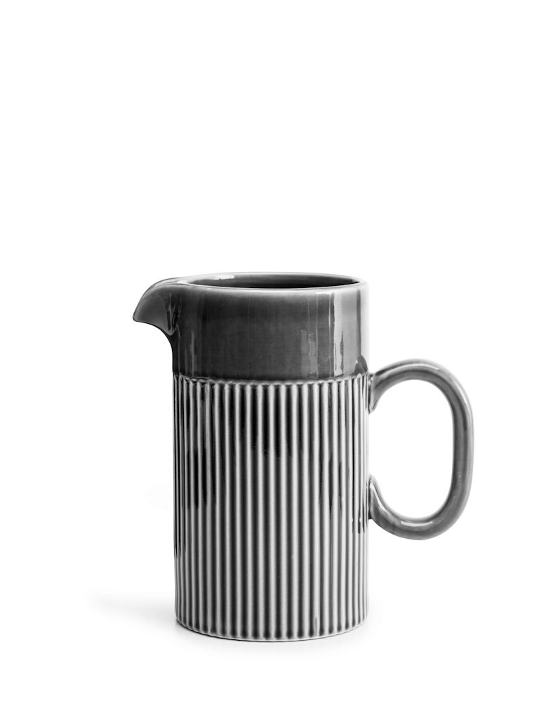 Eine glänzende dunkelgraue Keramik-Kaffeekanne (1 l) der Sagaform GmbH mit vertikalen Rillen auf der unteren Hälfte, einem geschwungenen Henkel auf der rechten Seite und einem Ausguss auf der linken Seite, dargestellt vor einem schlichten weißen Hintergrund. Inspiriert vom Sagaform Coffee & More Design.