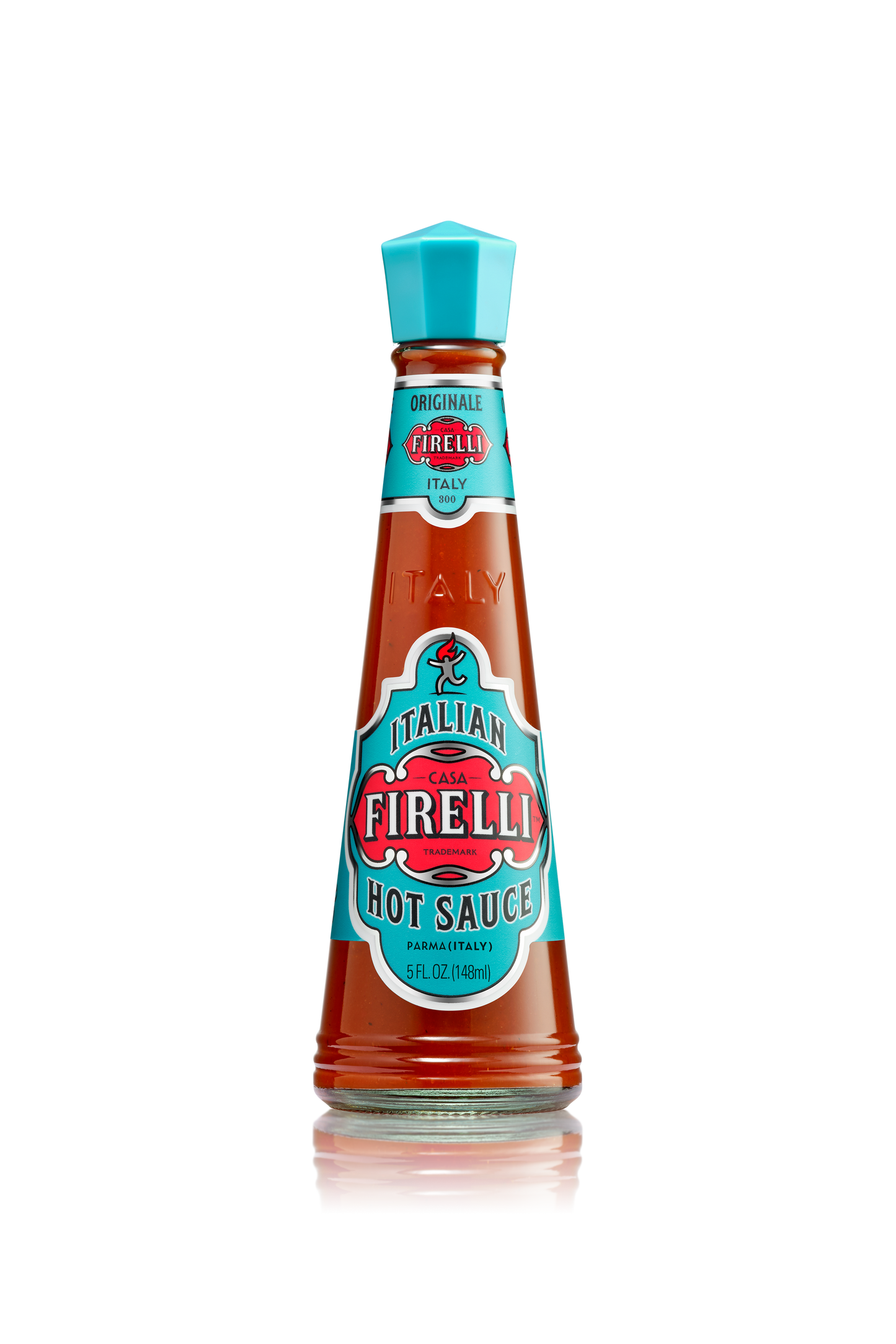 Eine 148-ml-Glasflasche Firelli | Italienische scharfe Soße mit türkisfarbenem Verschluss und leuchtend roter Soße steht mittig auf einem weißen Hintergrund. Das Etikett zeigt rote, türkise und weiße Akzente für diese kühne Firelli Chilisauce.