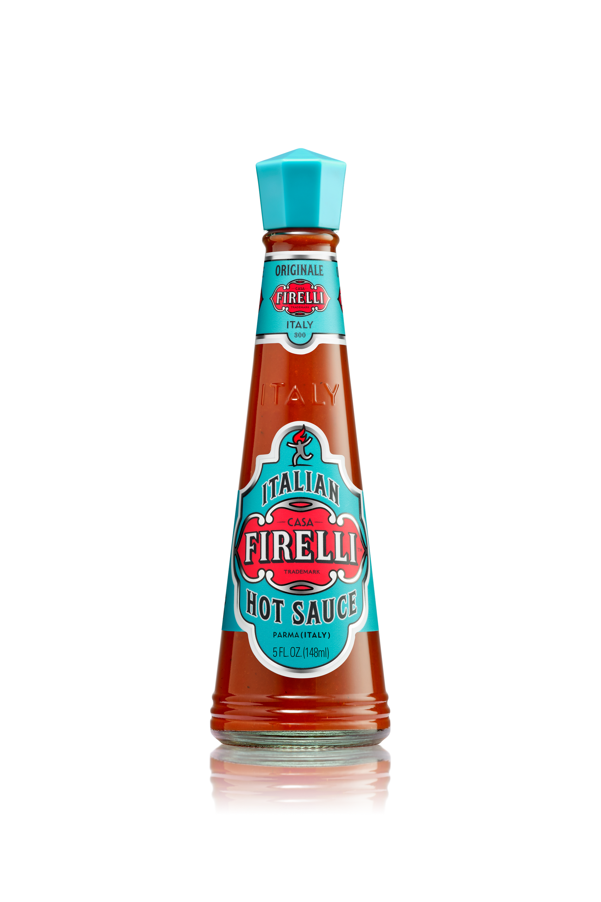 Eine 148-ml-Glasflasche Firelli | Italienische scharfe Soße mit türkisfarbenem Verschluss und leuchtend roter Soße steht mittig auf einem weißen Hintergrund. Das Etikett zeigt rote, türkise und weiße Akzente für diese kühne Firelli Chilisauce.