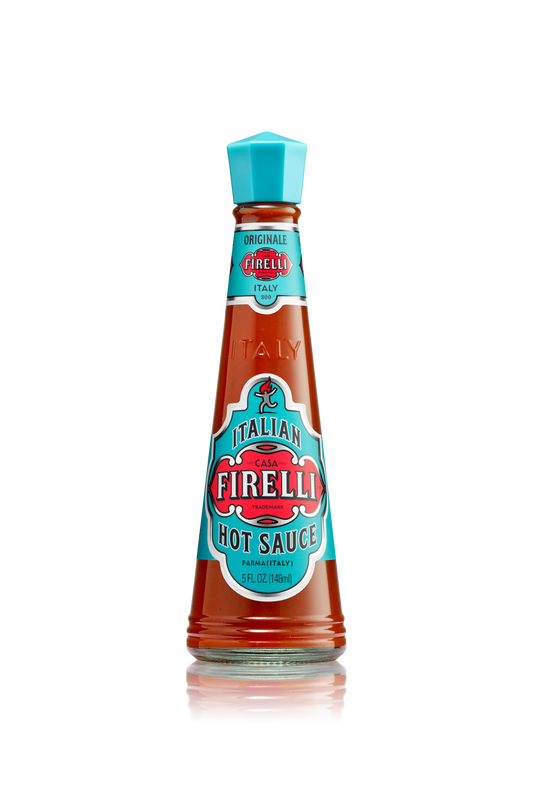 Eine 148-ml-Glasflasche Firelli | Italienische scharfe Soße mit türkisfarbenem Verschluss und leuchtend roter Soße steht mittig auf einem weißen Hintergrund. Das Etikett zeigt rote, türkise und weiße Akzente für diese kühne Firelli Chilisauce.