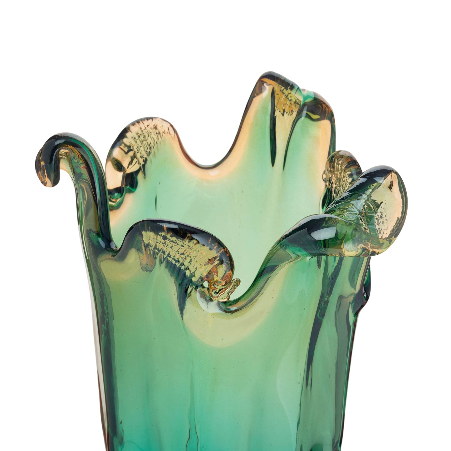 Nahaufnahme der Murano-Dream-Vase „Venedig“ Mittel Smaragdgrün (23 x 15 cm), handgefertigt aus Murano-Glas, mit gewelltem Rand in Grün- und Bernsteintönen – ein Beispiel italienischer Handwerkskunst vor weißem Hintergrund.