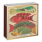 Die 'Fisch' Quadratische Sicherheitsstreichhölzer der Archivist Gallery haben ein illustriertes Etikett mit vier bunten Fischen in den Farben Rot, Grün und Gelb sowie "Great Barrier Reef Fishes, W. Saville Kent, 1893" in einem goldumrandeten Rahmen.