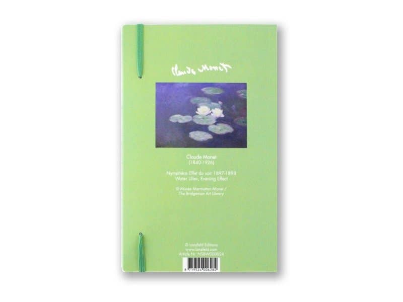 Das Museum | Notizbuch mit Softcover im A5-Format „Nymphéas, Effet du soir“ von Monet aus dem MUSEUM WEBSHOP besticht durch einen Softcover-Einband, der mit Monets ikonischen „Nymphéas“ (Seerosen) verziert ist. Darunter sind in weißer Schrift der Name des Künstlers, der Titel des Gemäldes sowie weitere Details elegant hervorgehoben. Grüne Gummibänder sichern die Ecken dieses stilvollen A5-Notizbuchs und sorgen so für zusätzlichen Komfort.