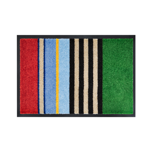 Die Remember Fußmatte 'Rio' ist rechteckig, rutschfest und waschbar, mit vertikalen Abschnitten in Rot, Blau (mit gelben und dunkelblauen Streifen), Beige, Schwarz und Grün sowie schwarzer Umrandung.