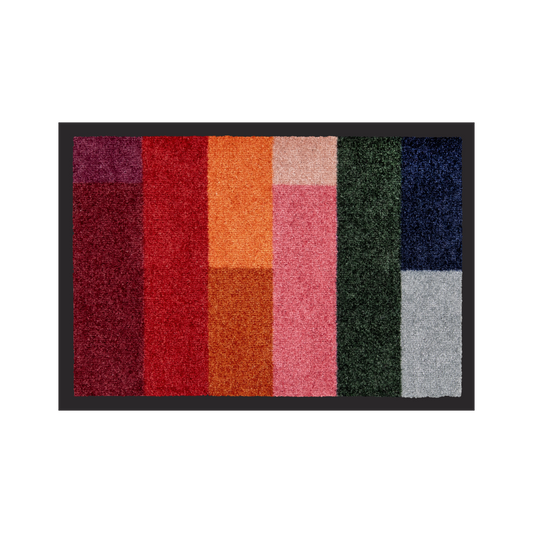 Die rutschfeste, waschbare Remember Fußmatte 'Nero' begeistert mit schwarzem Rand und vertikalen Streifen in Rot, Orange, Pink, Grün, Blau, Grau und Lila.